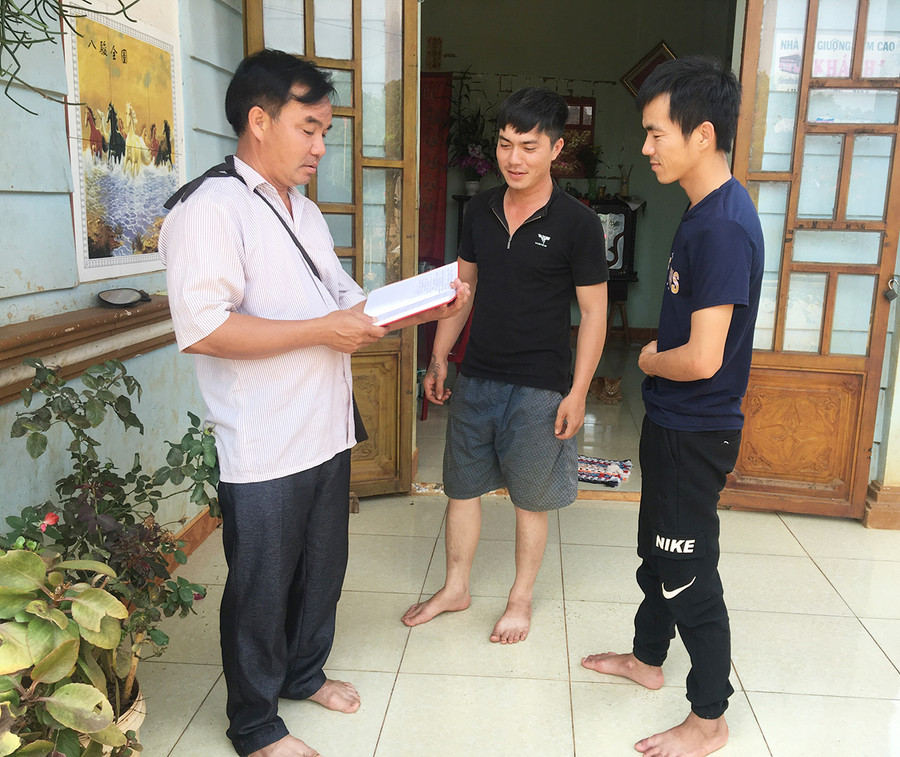 Ông Hoàng Văn Soạn vận động người dân thay đổi nếp nghĩ, cách làm. Ảnh: R'Ô Hok Ông Hoàng Văn Soạn vận động người dân thay đổi nếp nghĩ cách làm. Ảnh: R'Ô Hok