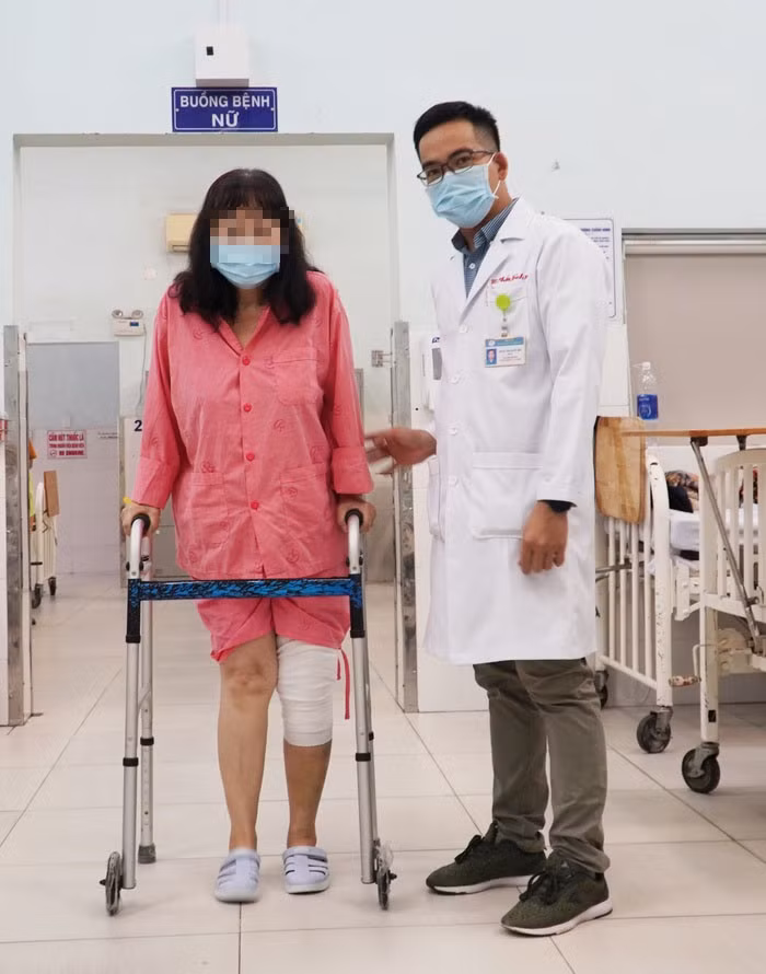 Bệnh nhân được tập vật lý trị liệu để có thể đi lại bình thường. ẢNH: BVCC