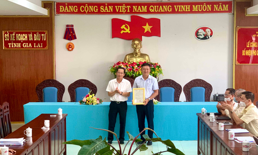 Phó Chủ tịch UBND tỉnh Gia Lai Đỗ Tiến Đông trao Quyết định bổ nhiệm ông Nguyễn Hữu Nguyên-Phó Chủ tịch UBND thị xã An Khê giữ chức vụ Phó Giám đốc sở Kế hoạch và Đầu 