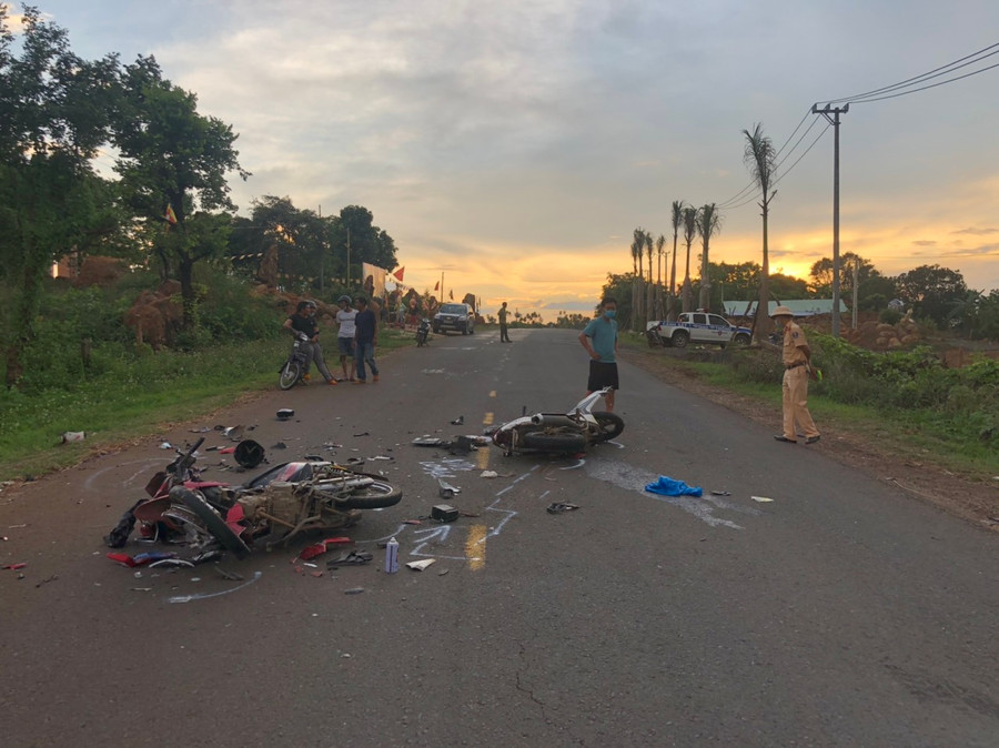 Hiện trường vụ tai nạn giao thông. Ảnh: Văn Ngọc  Hiện trường vụ tai nạn thương tâm. Ảnh: Văn Ngọc