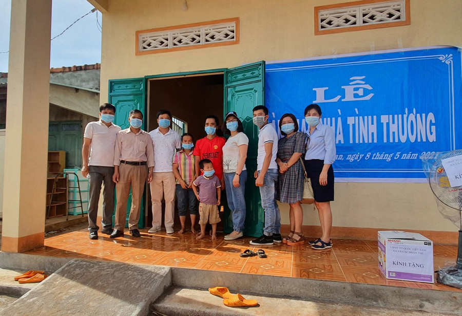 Quang cảnh lễ bàn giao nhà tình thương cho gia đình anh Nguyễn Văn Nhân. Ảnh: Hà Phương Quang cảnh lễ bàn giao nhà tình thương cho gia đình anh Nguyễn Văn Nhân. Ảnh: Hà Phương