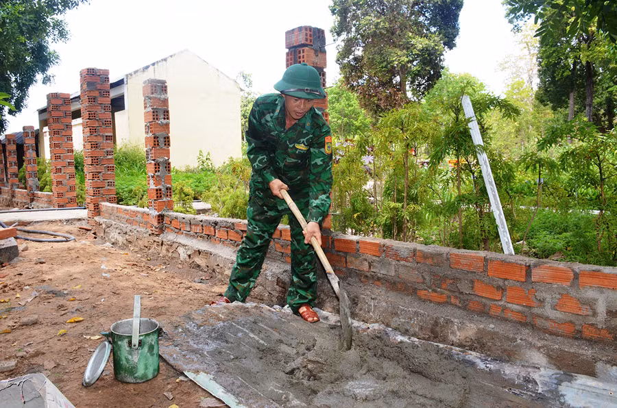 Sau những ca trực, Dương Văn Ba tham gia tích cực các hoạt động của đơn vị. Ảnh: Vĩnh Hoàng 