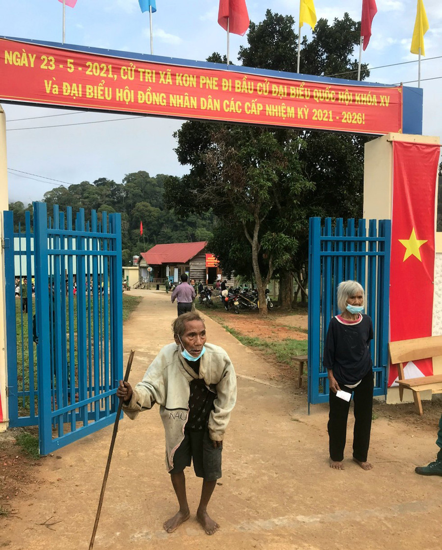 Ông A Hnet 90 tuổi làng Kon Hleng là cử tri lớn tuổi nhất của xã Kon Pne, huyện Kbang. Ảnh: Minh Triều