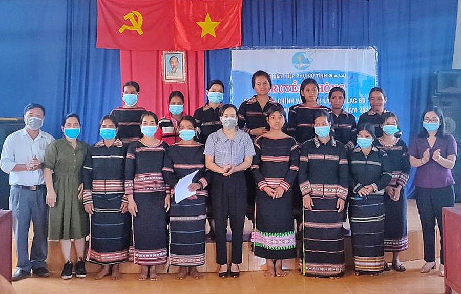 Ra mắt CLB Phụ nữ nói không với tín dụng đen. Ảnh: Hoàng Ngọc
