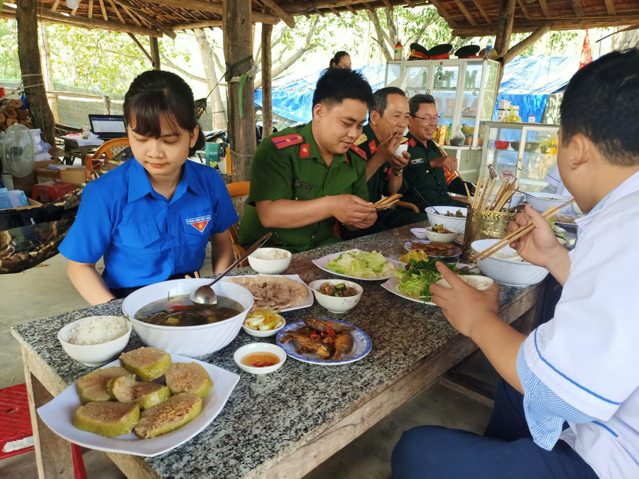 Bữa ăn tại chốt kiểm tra phòng, chống dịch bệnh Covid-19 trên QL19 - Ảnh: BẢO THOA  Bữa ăn tại chốt kiểm tra phòng, chống dịch bệnh Covid-19 trên QL19 - Ảnh: BẢO THOA