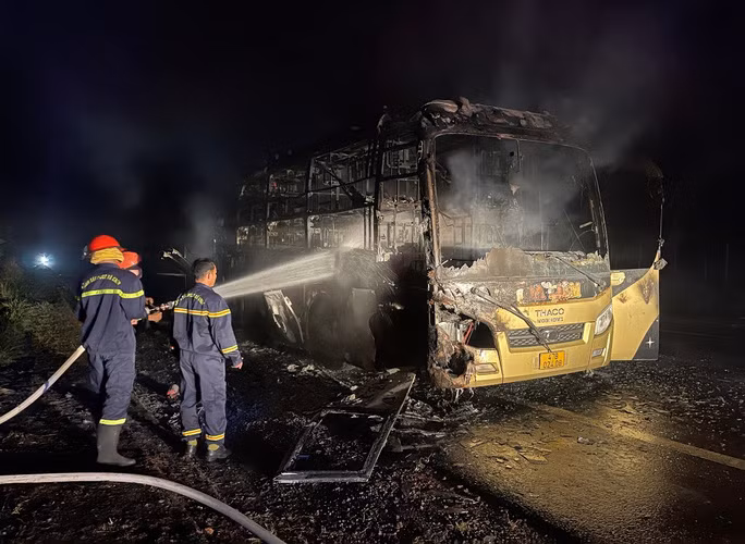 Chiếc xe giường nằm cháy trơ khung