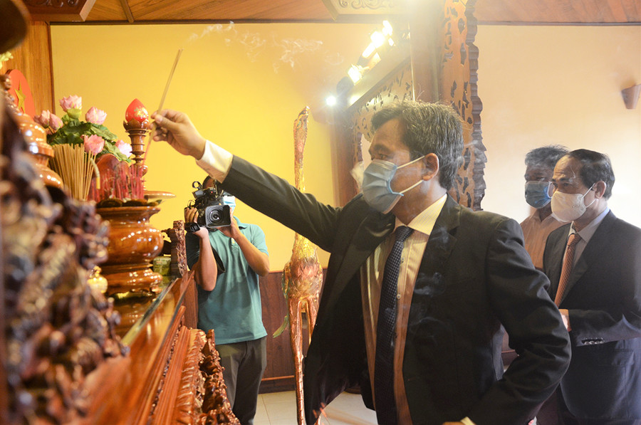 Đồng chí Hồ Văn Niên-Bí thư Tỉnh ủy dâng hương trước bàn thờ Bác Hồ tại Bảo tàng tỉnh. Ảnh: Phương Linh Đồng chí Hồ Văn Niên-Bí thư Tỉnh ủy dâng hương trước bàn thờ Bác Hồ tại Bảo tàng tỉnh. Ảnh: Phương Linh