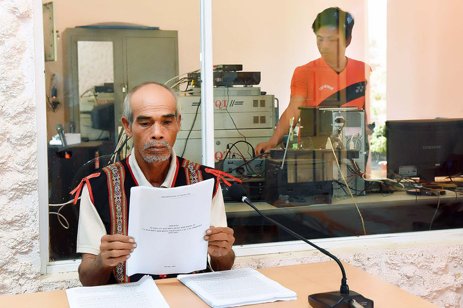 Gia làng Yơp (làng Đe Hrel, thị trấn Kon Dong, huyện Mang Yang) đọc tuyên truyền về bầu cử qua hệ thống loa truyền thanh bằng 2 thứ tiếng.