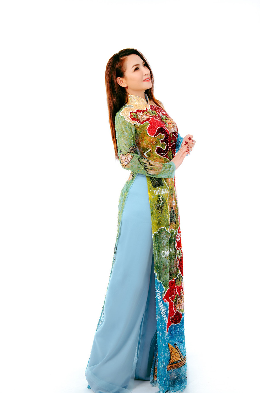 Bên cạnh đó, Phi Nhung cũng mong khán giả thông cảm vì cô không thể nhận nuôi hết tất cả các bé mồ côi. 