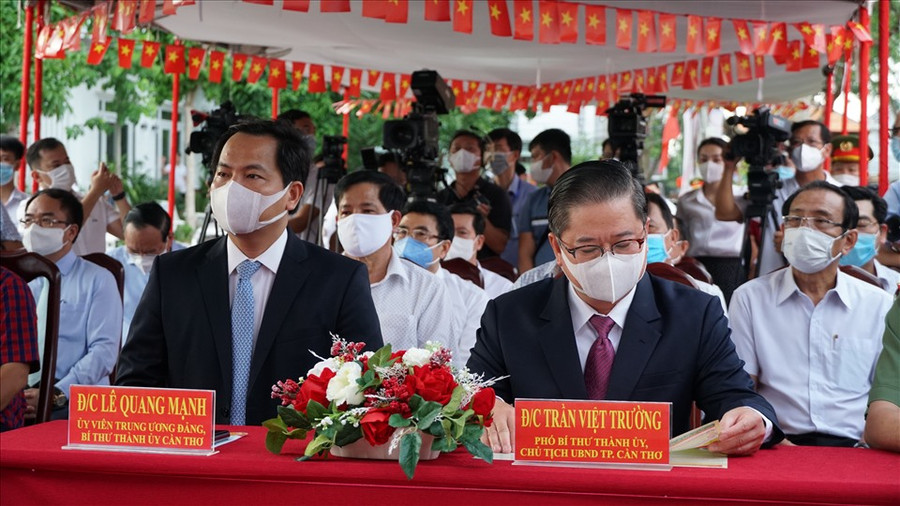 Lãnh đạo thành phố Cần Thơ tham dự lễ khai mạc. Ảnh: Tạ Quang