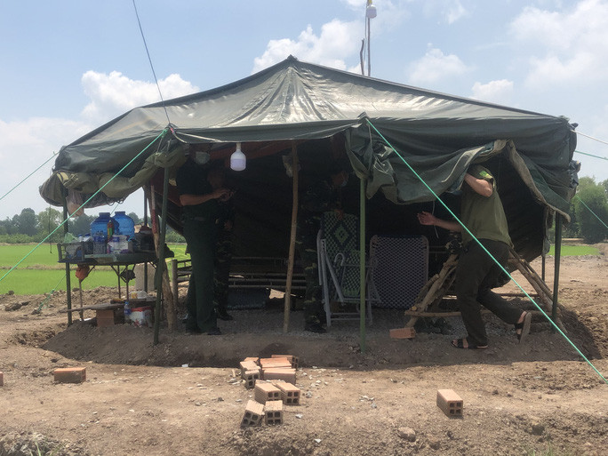 Một chốt bảo vệ biên giới của Bộ đội biên phòng cửa khẩu Quốc Mọc Bài, tỉnh Tây Ninh được lợp bằng nilong tạm bợ