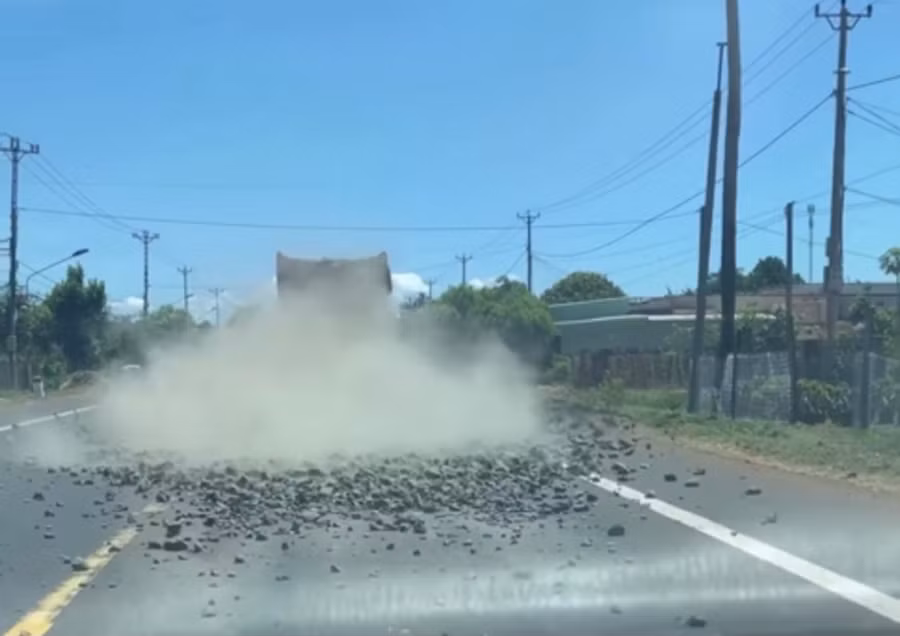 Đá trên thùng xe rơi vãi xuống lòng đường gây cản trở giao thông. Ảnh: Văn Ngọc Lượng lớn đá trên thùng xe đã rơi vãi xuống lòng đường gây cản trở giao thông