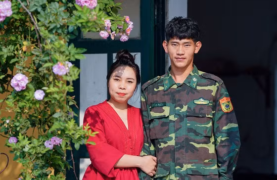 Thiếu úy Má A Phổng hạnh phúc vì được người yêu lên thăm. Ảnh: GIA KHÁNH