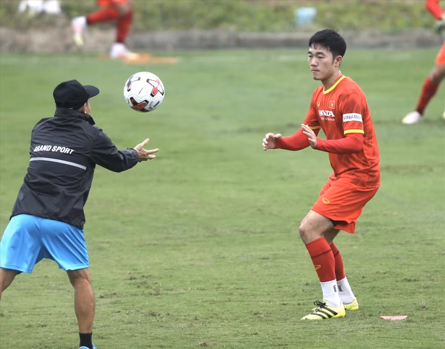 Huấn luyện viên Kiatisak muốn các cầu thủ Hoàng Anh Gia Lai đạt phong độ tốt nhất khi tập trung đội tuyển quốc gia. Ảnh: Thanh Xuân