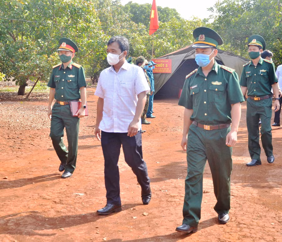 13-5 Bí thư Tỉnh ủy Hồ Văn Niên (áo trắng) thăm và kiểm tra Chốt số 3-Đồn Biên phòng Ia Nan, huyện Đức Cơ-ảnh Phương Linh