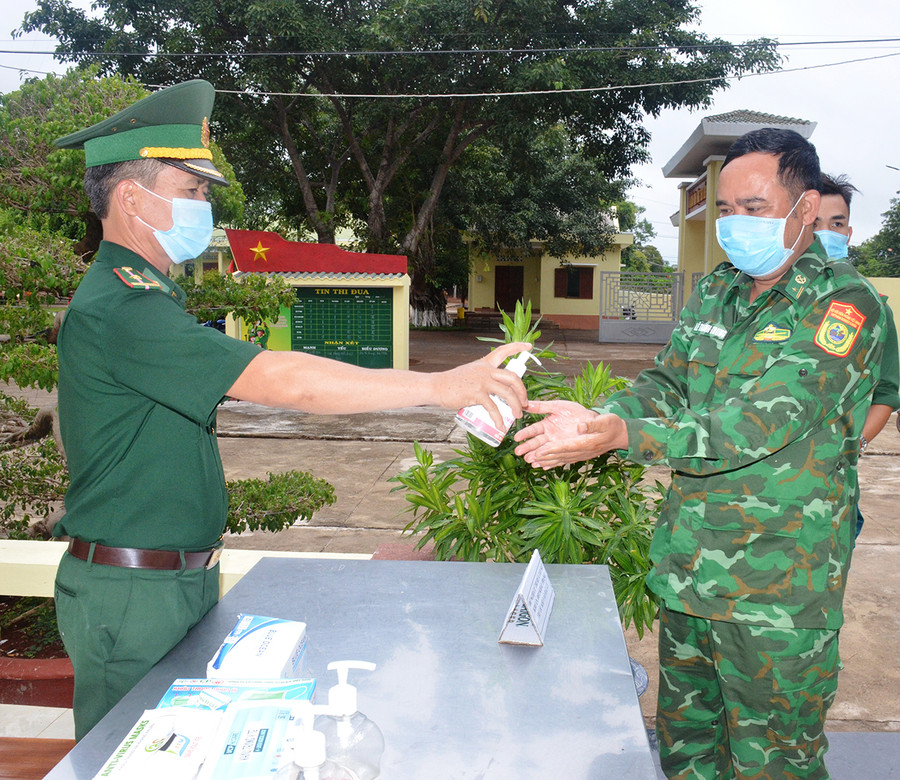 Cán bộ, chiến sĩ Bộ đội Biên phòng sát khuẩn, đeo khẩu trang trước khi vào bỏ phiếu. Ảnh: Vĩnh Hoàng Sát khuẩn, đeo khẩu trang trước khi vào bỏ phiếu. Ảnh: Vĩnh Hoàng