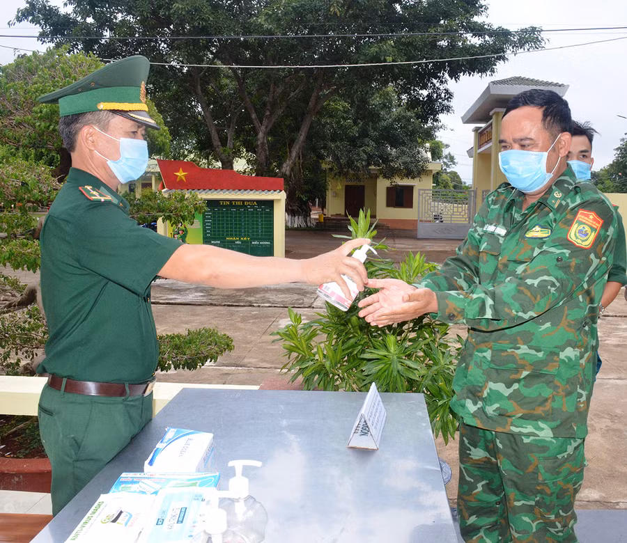 Sát khuẩn, đeo khẩu trang trước khi vào bỏ phiếu. Ảnh: Vĩnh Hoàng