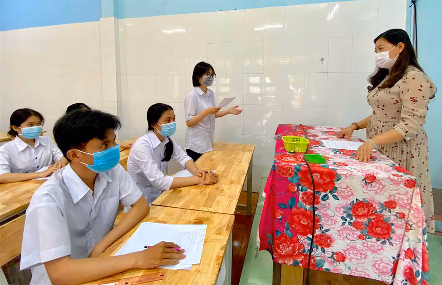 Cô Bùi Lê Trang Nhung trong một giờ dạy áp dụng mô hình “Lớp học đảo ngược”. Ảnh: Mộc Trà