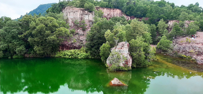 Vách đá như hàng rào cho mặt hồ xanh biếc