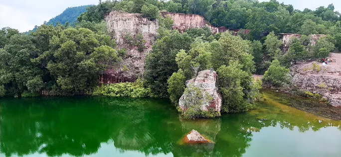 Vách đá như hàng rào cho mặt hồ xanh biếc