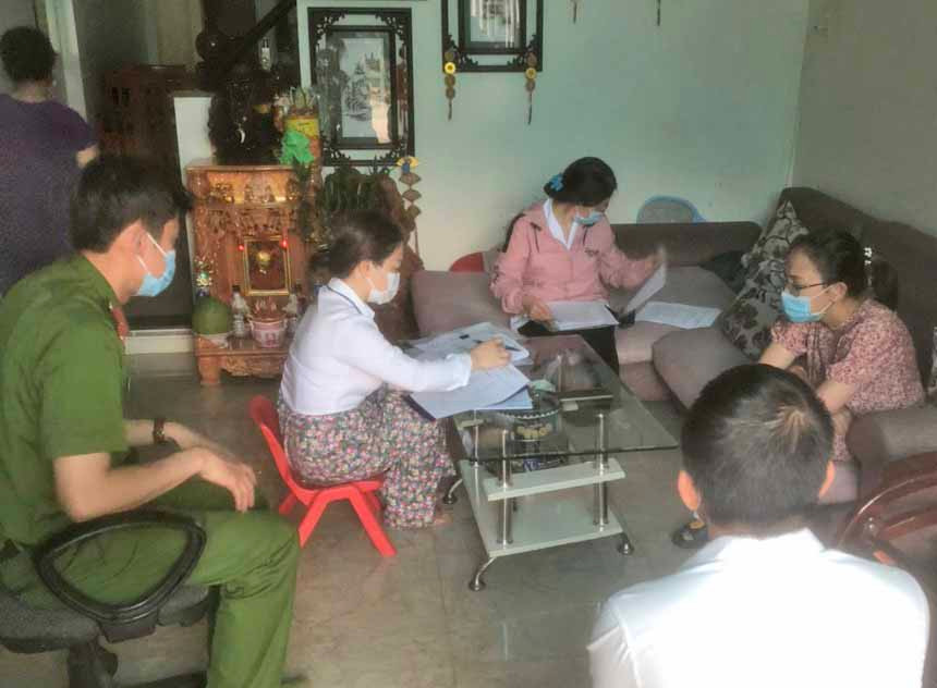 Lực lượng chức năng phường Hoa Lư tiến hành lập viên bản vi phạm hành chính đối với bà N.T.L.A. Ảnh: Bá Bính Lực lượng chức năng phường Hoa Lư tiến hành lập viên bản vi phạm bà N.T.L. Anh