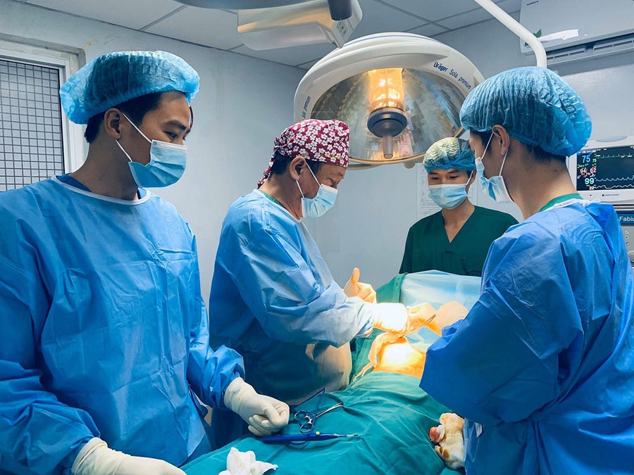 Ê kíp của bác sĩ Trần Thiết Sơn trong một ca phẫu thuật. Ảnh: FACEBOOK BÁC SĨ TRẦN THIẾT SƠN