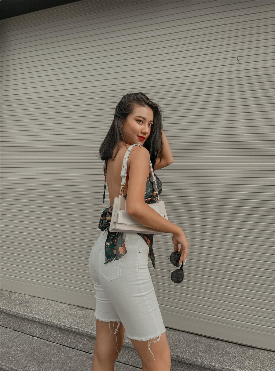 Trong đời thường, Á hậu Kim Duyên cũng xuất hiện với hình ảnh đầy cá tính, năng động nhưng không kém phần gợi cảm. Ảnh: NVCC.