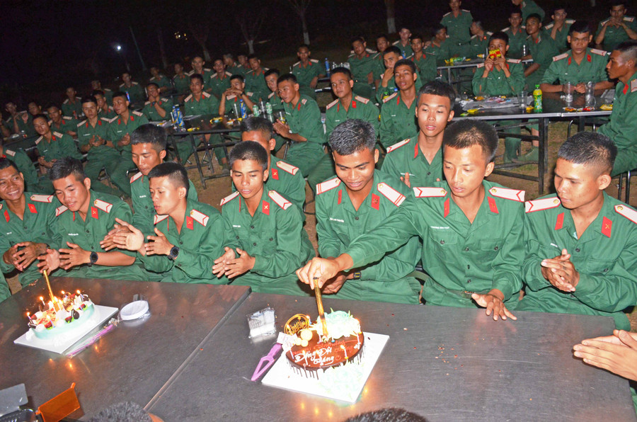 Chiến sĩ Đại đội 1, Tiểu đoàn Bộ binh 50 thắp nến mừng sinh nhật đồng đội. Ảnh: Vĩnh Hoàng