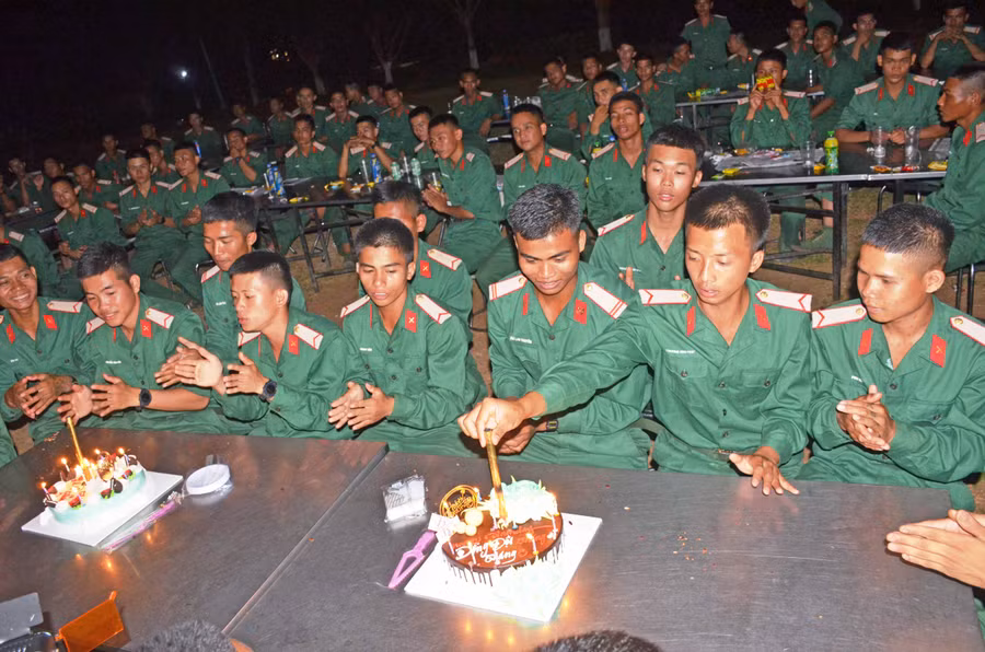 Chiến sĩ Đại đội 1, Tiểu đoàn Bộ binh 50 thắp nến mừng sinh nhật đồng đội. Ảnh: Vĩnh Hoàng