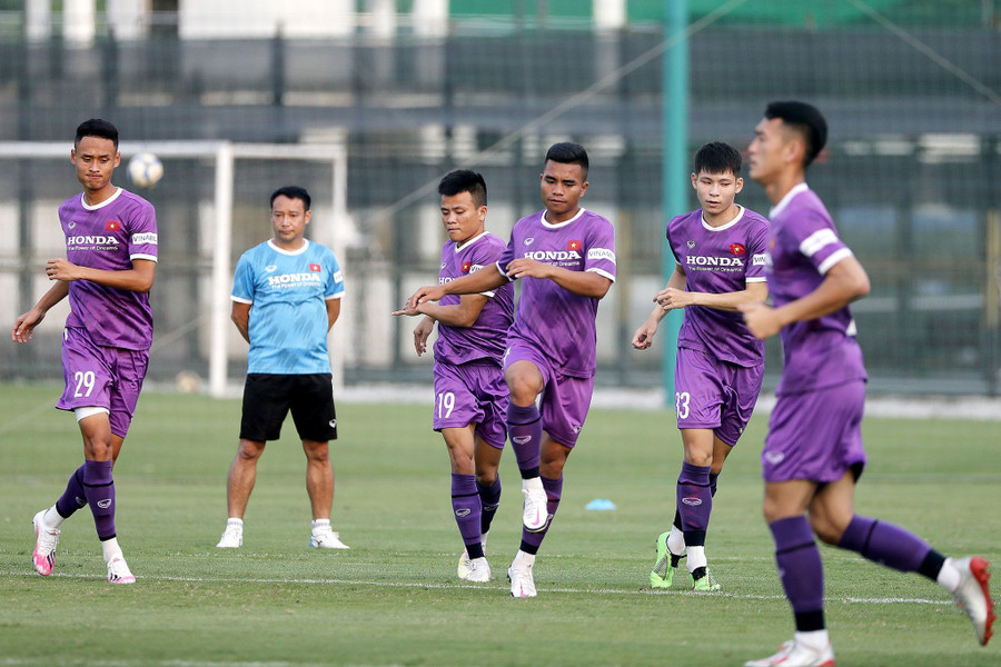 U.23 tập luyện dưới sự giám sát của trợ lý HLV Vũ Hồng Việt. Ảnh: MINH HOÀNG