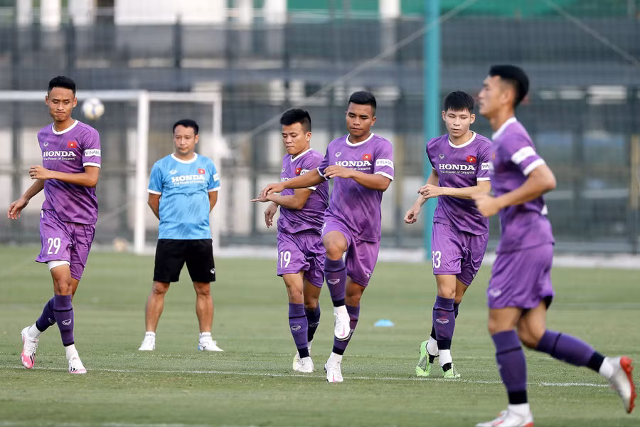 U.23 tập luyện dưới sự giám sát của trợ lý HLV Vũ Hồng Việt. Ảnh: MINH HOÀNG