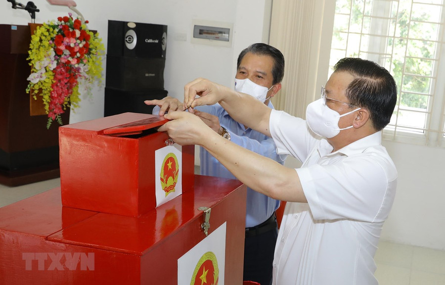 Bí thư Thành ủy Hà Nội Đinh Tiến Dũng kiểm tra công tác chuẩn bị bầu cử tại điểm bỏ phiếu số 02 Tổ dân phố Chính Trung (tại nhà văn hóa Tổ dân phố Chính Trung), thị trấn Trâu Quỳ, huyện Gia Lâm, thành phố Hà Nội). (Ảnh: Văn Điệp/TTXVN) Bí thư Thành ủy Hà Nội Đinh Tiến Dũng kiểm tra công tác chuẩn bị bầu cử tại điểm bỏ phiếu số 02 Tổ dân phố Chính Trung (tại nhà văn hóa Tổ dân phố Chính Trung), thị trấn Trâu Quỳ, huyện Gia Lâm, thành phố Hà Nội). (Ảnh: Văn Điệp/TTXVN)