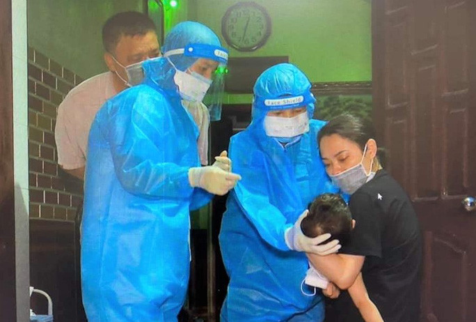 Ngành y tế tỉnh Hà Nam lấy mẫu xét nghiệm SARS-CoV-2 cho người dân huyện Lý Nhân