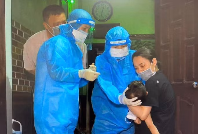 Ngành y tế tỉnh Hà Nam lấy mẫu xét nghiệm SARS-CoV-2 cho người dân huyện Lý Nhân