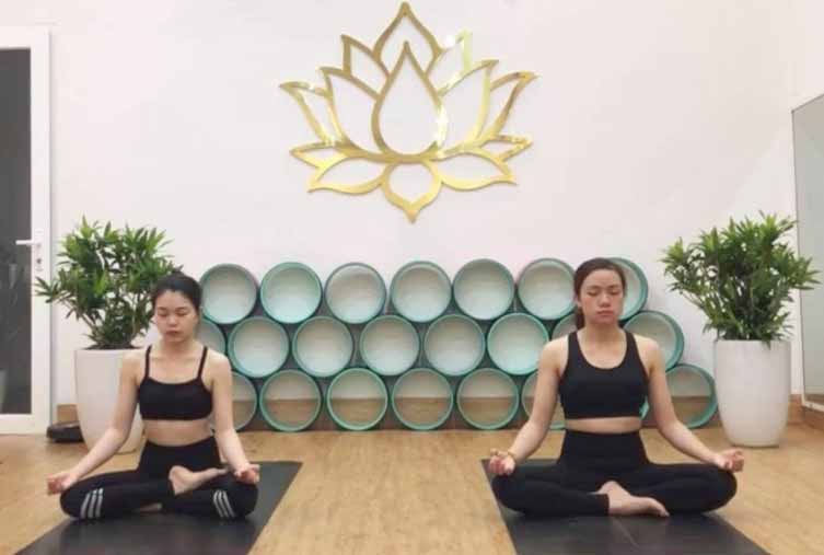 Lớp học yoga trực tuyến là giải pháp rèn luyện sức khỏe hiệu quả trong mùa dịch. Ảnh: Phương Vi