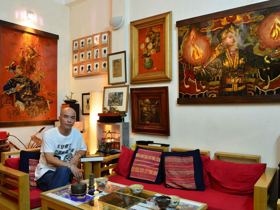 Họa sĩ Trần Tuấn Long và các giá đồng thể hiện qua chất liệu sơn mài. Ảnh: LAM PHONG