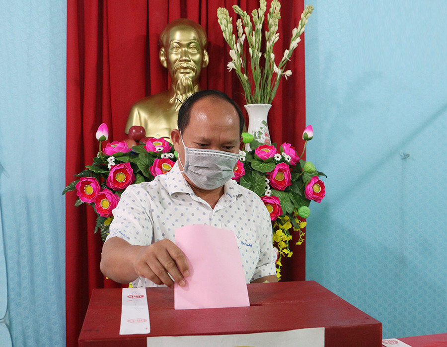 Đồng chí Rah Lan Chung-Phó Bí thư Tỉnh ủy bỏ phiếu tại khu vực bầu cử số 3 (phường Thống Nhất, TP. Pleiku). Ảnh: Quang Tấn Đồng chí Rah Lan Chung-Phó Bí thư Tỉnh ủy bỏ phiếu tại khu vực bầu cử số 3 (phường Thống Nhất, TP. Pleiku). Ảnh: Quang Tấn