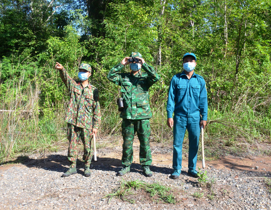 Cán bộ, chiến sĩ chốt phòng-chống Covid-19 Đồn Biên phòng Ia Mơr tuần tra địa bàn. Ảnh: Vĩnh Hoàng
