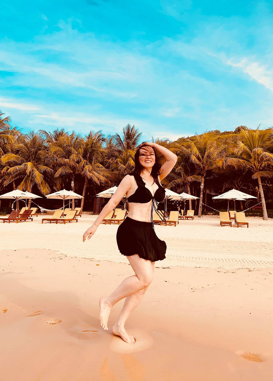 Đây là lần hiếm hoi giọng ca 49 tuổi diện bikini nóng bỏng. ẢNH: FBNV