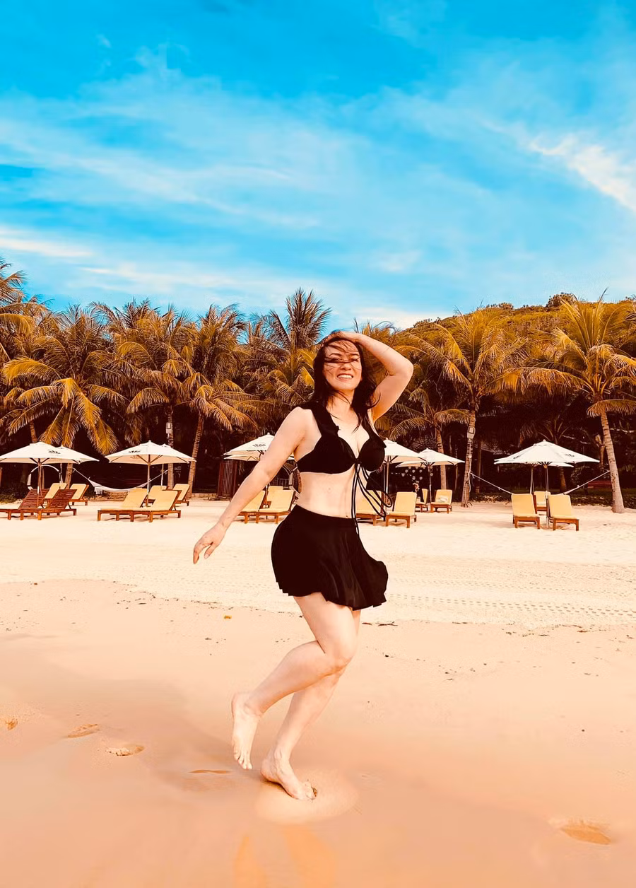 Đây là lần hiếm hoi giọng ca 49 tuổi diện bikini nóng bỏng. ẢNH: FBNV