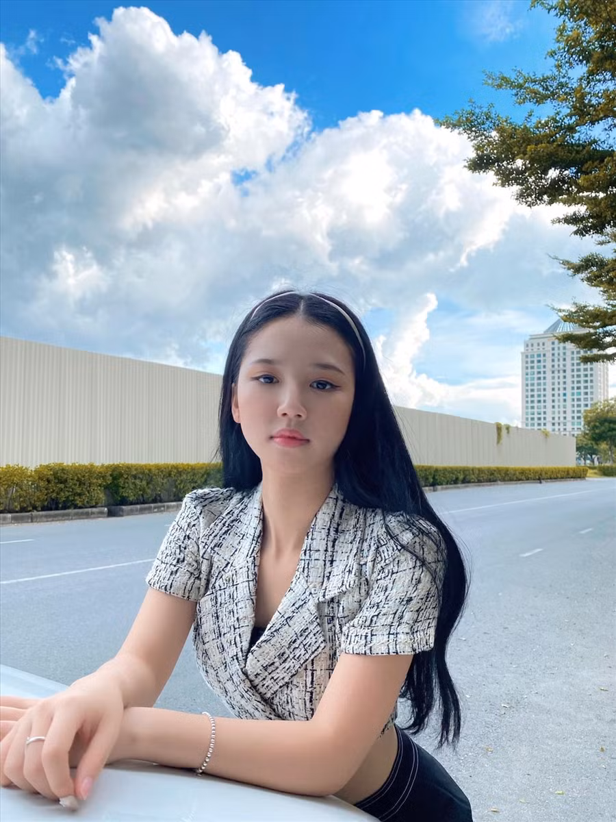 Không chỉ sở hữu chất giọng ngọt ngào, độc lạ, Amee cũng sở hữu vẻ ngoài xinh đẹp với khí chất của một cô tiểu thư chính hiệu. Ảnh: NVCC.