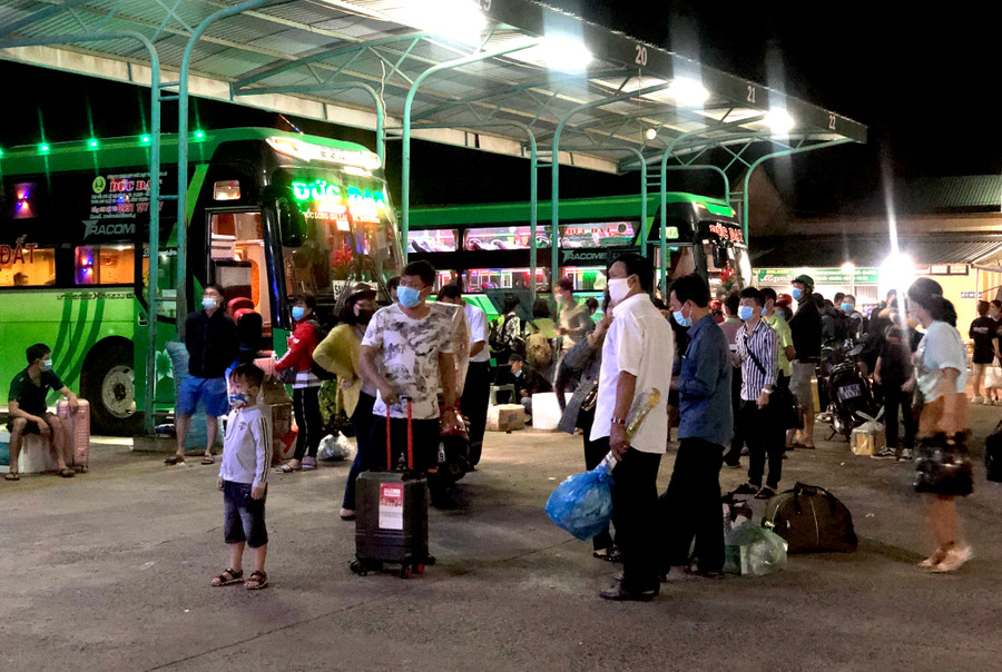 Hành khách đến Bến xe Đức Long Gia Lai để lên xe đi TP. Hồ Chí Minh. Ảnh: Lê Hòa Hành khách chuẩn bị lên xe đi TP. Hồ Chí Minh khi kỳ nghỉ lễ 30-4 và 1-5 sắp kết thúc. Ảnh Lê Hòa