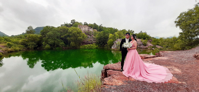 Các cặp đôi cũng thường đến hồ Tà Pạ chụp ảnh cưới