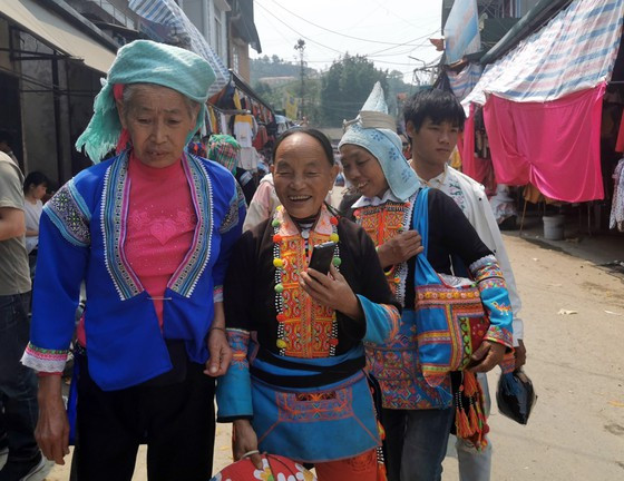 Đồng bào dân tộc đi chợ Sì Lở Lầu. Ảnh: GIA KHÁNH 