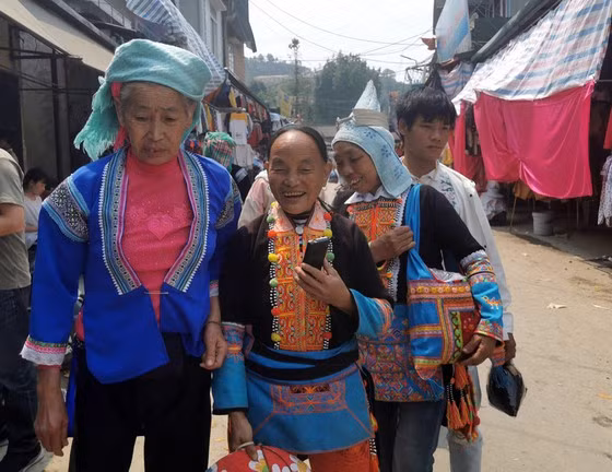 Đồng bào dân tộc đi chợ Sì Lở Lầu. Ảnh: GIA KHÁNH 