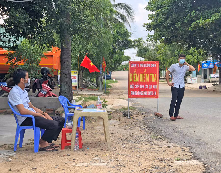 Chốt phòng dịch tại thị trấn Kông Chro. Ảnh: Lê Anh
