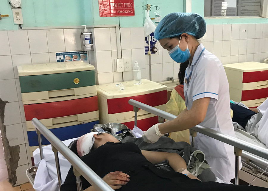 Em Thuận đang được điều trị tại Bệnh viện Đa khoa tỉnh. Ảnh: Văn Ngọc  Nạn nhân đang được điều trị tại Bệnh viện Đa khoa tỉnh. Ảnh: Văn Ngọc