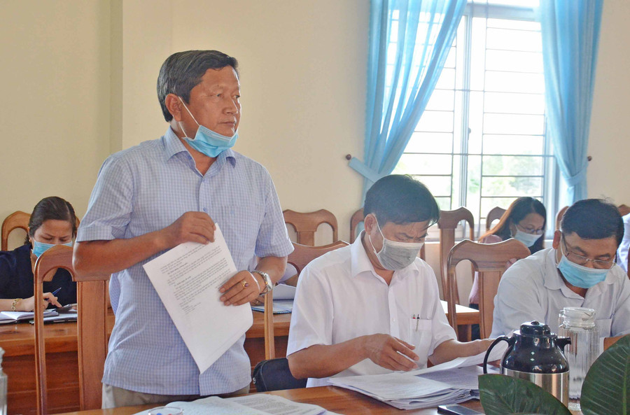 11-5 Ông Ngô Khắc Ngọc-Bí thư Huyện ủy Đak Pơ báo cáo công tác triển khai bầu cử trên địa bàn huyện với Đoàn kiểm tra số 1-ảnh P.L