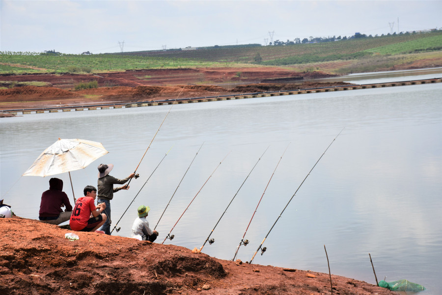 Nhiều gia đình tại huyện Chư Prông phương án vui chơi an toàn như đi uống cà phê hay câu cá để cả gia đình cùng xả stress. Ảnh Trần Dung