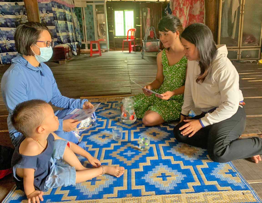 Chị Đỗ Thị Hà (bìa trái; điều dưỡng Trạm Y tế xã Chư Băh, thị xã Ayun Pa) tuyên truyền chính sách DS-KHHGĐ cho phụ nữ buôn Bir. Ảnh: Vũ Chi